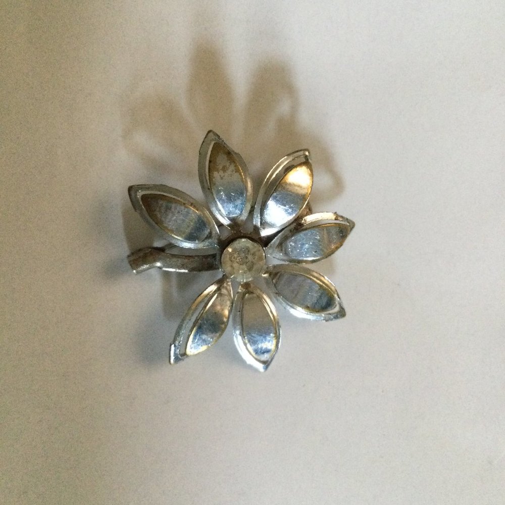 Women's pin brooch flower silver-tone metal very good condition